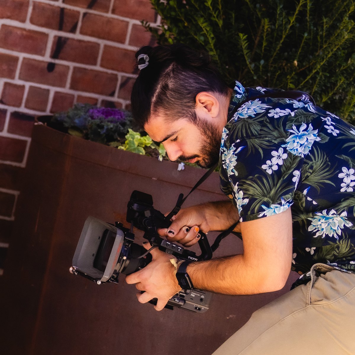 Javier Alejandro Tabares operating a Sony cinema camera on location